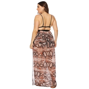 Dettaglio della gonna in chiffon con stampa serpente a vita alta e top bikini nero