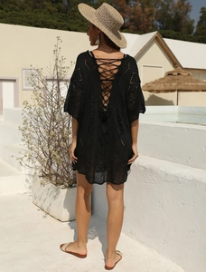 Vue macro de la robe de plage noire en crochet avec un dos nu lacé en V profond sexy