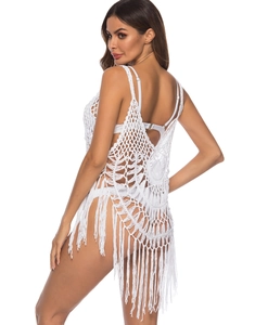 Vue détaillée de la robe de plage blanche en crochet avec maille géométrique et longues franges