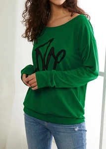 Detail eines locker sitzenden grasgrünen Sweatshirts mit schwarzem Grafikdruck und Rundhals