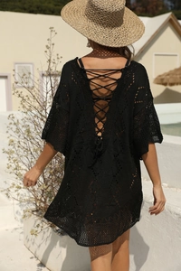 Détail d'une robe de plage en crochet dos nu avec lacets croisés et motifs géométriques