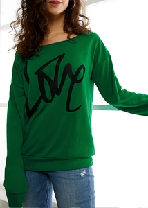 Detail eines hellgrünen Rundhals-Sweatshirts mit großem schwarzem LOVE-Buchstabendruck
