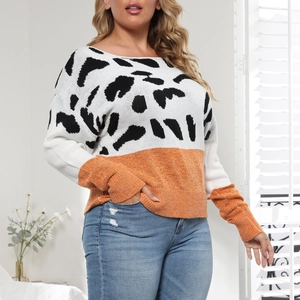 Dettaglio del maglione in maglia color-block con stampa leopardata e pannelli arancioni