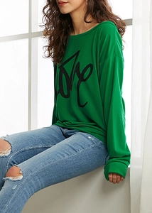 Detail des übergroßen grünen Sweatshirts mit schwarzem LOVE-Grafikdruck