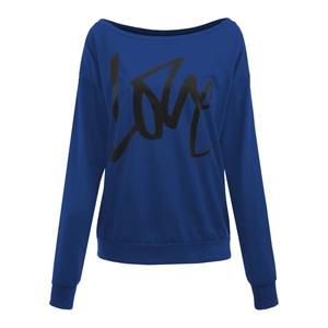 Nahaufnahme von königsblauem Langarm-Sweatshirt mit LOVE-Aufdruck und weitem Rundhals