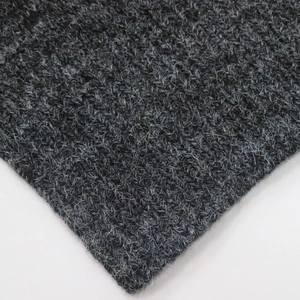 Dettaglio della trama in maglia a coste grigio scuro con fibre di lana morbida