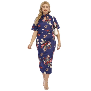 Detail des eleganten dunkelblauen Blumendrucks auf diesem modifizierten Qipao-Kleid