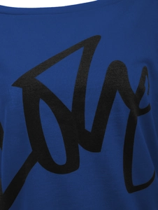 Detailaufnahme von dunkelblauem Baumwoll-Sweatshirt mit schwarzem LOVE-Graffiti-Print