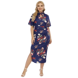 Detail des Tropfenausschnitts und Blumendrucks am dunkelblauen Etuikleid im Qipao-Stil