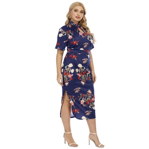 Detail des Blumendrucks auf dunkelblauem Cheongsam-Kleid mit hohem Seitenschlitz-Design
