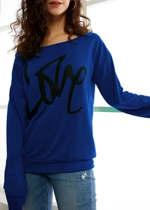 Detail eines dunkelblauen Sweatshirts mit großem schwarzem LOVE-Kunstdruck für Damen