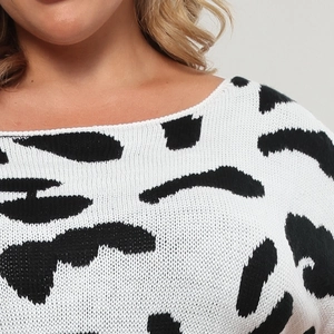 Dettaglio dello scollo a barca e della trama leopardata su questo maglione bianco