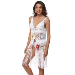 Détail de motifs floraux au crochet colorés et texture en tricot ajouré sur un haut de plage