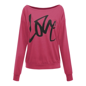 Detail eines tiefrosa Sweatshirts mit schwarzem LOVE-Aufdruck und Rundhalsausschnitt