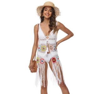 Détail du cache-maillot blanc au crochet avec fleurs colorées et longues franges