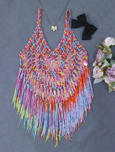 Détail du haut dos nu fait main au crochet avec patchwork coloré et longues franges