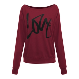 Detail eines burgunderfarbenen Langarm-Sweatshirts mit U-Boot-Ausschnitt und LOVE-Aufdruck