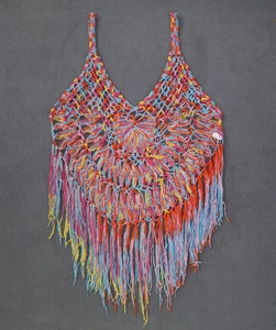 Détail du motif au crochet fait main et des franges colorées sur le haut de plage