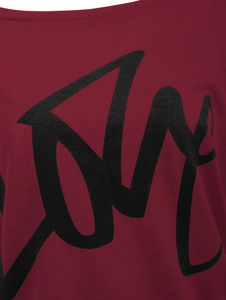 Detail eines burgunderroten Sweatshirts mit schwarzem LOVE-Aufdruck auf weichem Baumwollstoff
