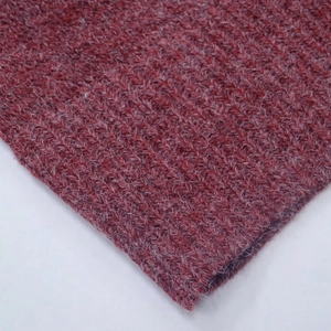 Dettaglio ravvicinato di maglia a coste rosso scuro con morbida trama in mohair