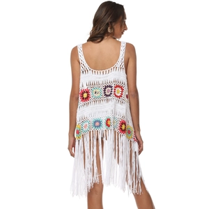 Détail d'un cache-maillot bohème au crochet avec fleurs colorées et de longues franges
