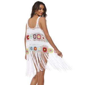 Détail du haut de plage au crochet fait main avec patchwork floral coloré et longues franges