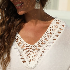 Abito da spiaggia bohémien bianco con scollo a V all'uncinetto, pizzo e schiena scoperta