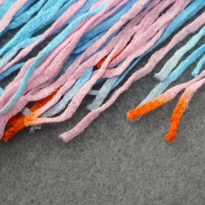 Vue macro détaillée des franges à glands colorées crochetées à la main d'un cache-maillot de plage