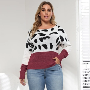 Dettaglio della maglia morbida sul maglione leopardato con spalle scoperte