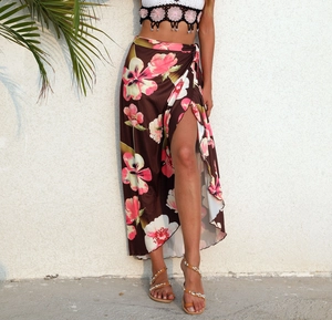 Jupe longue portefeuille marron à fleurs avec fente haute pour tenue de plage