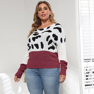Dettaglio di un maglione taglie forti con motivo mucca e tessuto a maglia bordeaux
