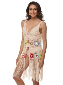 Détail du gilet au crochet bohème avec motifs floraux colorés et longues franges