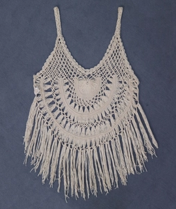 Détail du haut crochet bohème beige avec motif mandala et longues franges