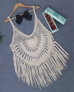 Détail du haut au crochet bohème avec motifs géométriques et longues franges élégantes