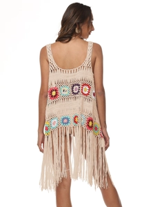 Vue détaillée du dos d'un gilet bohème crocheté main avec motifs floraux et longues franges