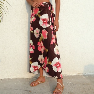 Détail du paréo imprimé floral avec fleurs tropicales roses et lien ajustable à la taille
