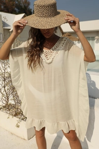 Dettagli dello scollo a V all'uncinetto e dei volant su questo copricostume boho beige
