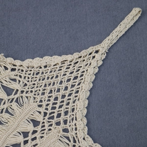 Détail de la texture en maille crochetée à la main et des franges de style bohème