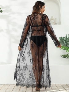 Vue détaillée du dos d'un cache-maillot long en dentelle florale noire avec bords cils