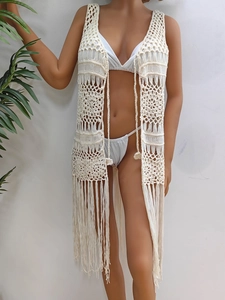 Détail du cache-maillot de plage au crochet blanc avec motifs bohèmes et longues franges