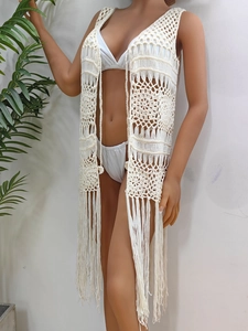 Vue détaillée du gilet long au crochet fait main avec motifs ajourés et longues franges