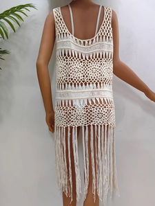 Détail d'un cache-maillot au crochet avec motifs ajourés floraux et bordure à franges