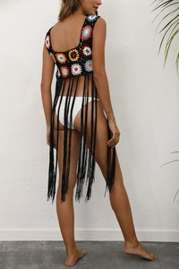Vue arrière du cache-maillot de plage au crochet avec motifs colorés et longues franges