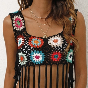 Détail d'un crop top au crochet bohème avec carrés colorés et longues franges au bas