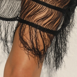 Robe de plage sexy noire pour femme avec franges et détails de glands évidés