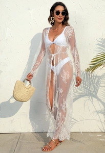 Détail du cache-maillot de plage en dentelle florale semi-transparente avec lien noué