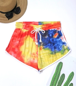 Détail d'un short d'été tie-dye coloré avec taille élastique à cordon et liseré blanc
