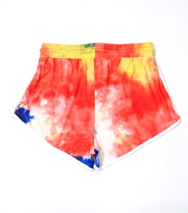 Détail d'un short de sport tie-dye vibrant avec taille élastique large et bordure blanche