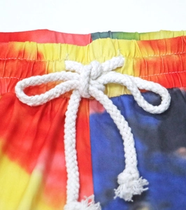 Détail de la taille élastique tie-dye colorée avec cordon de serrage blanc sur le short