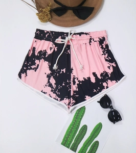 Short de détente tie-dye avec cordon blanc et accessoires d'été présentés à plat